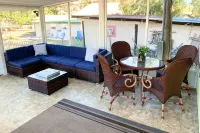 Off Duty Retreat ~ Sleeps 10,  Screen Porch, Plenty of Parking, Blackstone Grill - 무료 와이파이