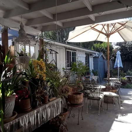 Garden Chalet walking distance to Oldtown Salinas