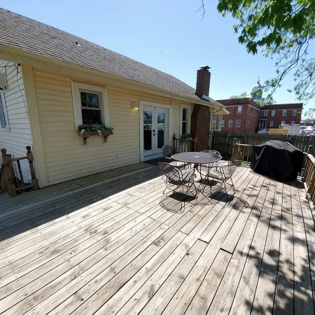Downtown Retreat with large privacy fenced yard. Pet Friendly!