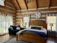 Beautiful, Secluded Luxury Cabin with relaxing hot tub. - 3-Star
