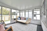 THE GOOD PLACE - Uptown Westerville's Premier Vacation Home - Colorful & Cozy - WiFi