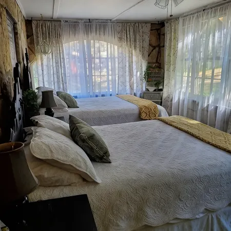 Private French Manior overlooking the Spring River 샵 카운티 호텔