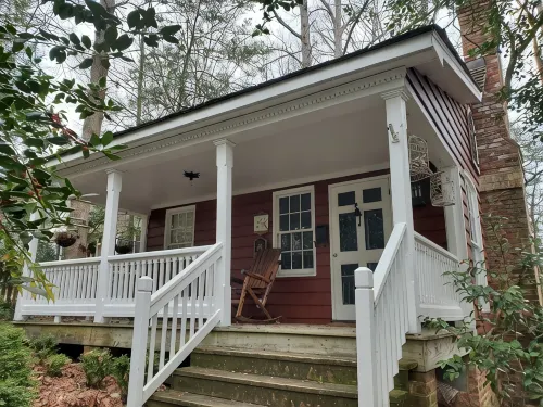 Private Romantic Bungalow for Artists & Writers, 7 Mins to Downtown Richmond, - บังกะโล