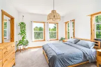 Modern Cabin on a River Bluff - Alppimaja