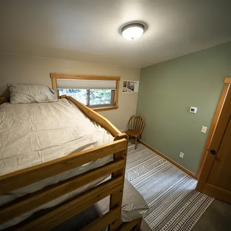 Cozy mountain retreat in the forest-close to Mt Baker Ski Area and pet friendly!