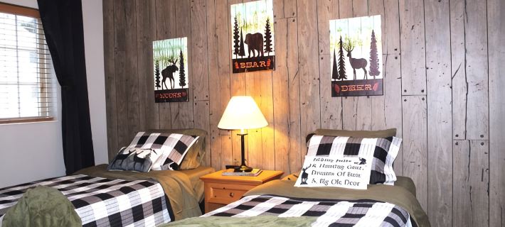 Lazy Bear Lodge on snow/UTV trails and lake Hotels in St. Germain
