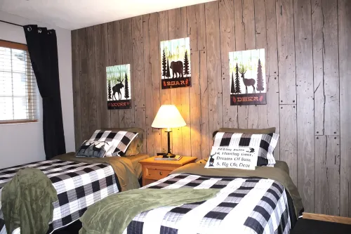Lazy Bear Lodge on snow/UTV trails and lake - Wifi