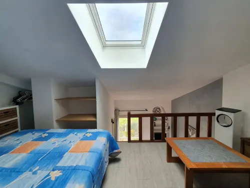 Charming T1 completely renovated, with large terrace, in the heart of Giens. - 2-Star