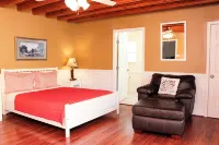 Leaning Pines Lodge, Sleeps 10, Double Cabins in the woods, 30 min to Round Top - balcony