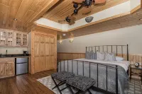 Luxury Lodge Near Galena, Field of Dreams & Skiing, 6 Private Suites - Boutique