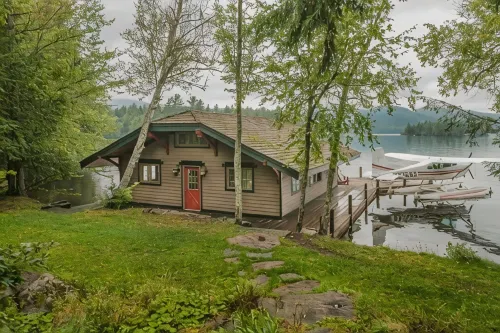 Adirondack Great Camp style home on beautiful Blue Mountain Lake - Homestays