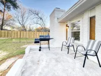 5mins to Kyle Field, 5BR w Private Backyard & Pool - บังกะโล