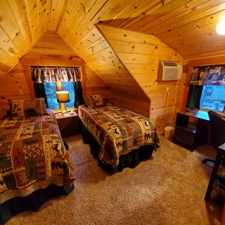 Mckenzie River Cabin #13 at the Log Cabin Inn, screened porch, .5mi Trailhead