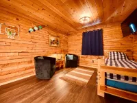 The Creek-Side Cabin: Spa, Fire Pit, 5 Star, AC, Big Deck, Quiet, Walk to Town - balcony