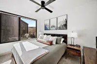 Blue River Views - Mountain/Modern with Private Hot Tub - Wifi