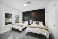 Stylish & Cozy Downtown Home ~ Yard ~ Parking + EV~ Near DTPHX attractions - บังกะโล