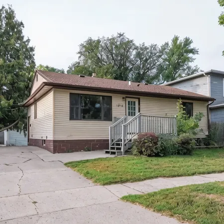 Comfortable 4 bedroom - 1 block from NDSU & minutes to Downtown Fargo!