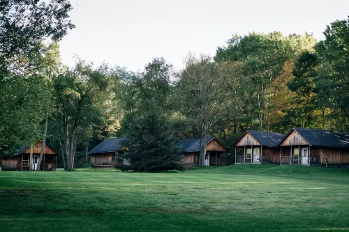 600 Sq. ft Cabin with King Size Bed - Quiet Location, Close to Skiing - Homestays