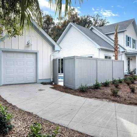 Peaceful vacation retreat on SSI within walking distance of beach & Pier Village