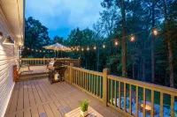 Hamilton Hideaway- Pool, Creek View w/ Scenic Deck - Homestays