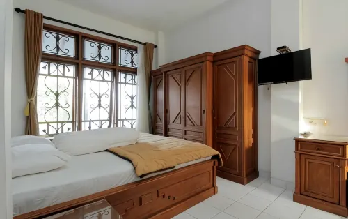 Hotel Fevytra Syariah - parking