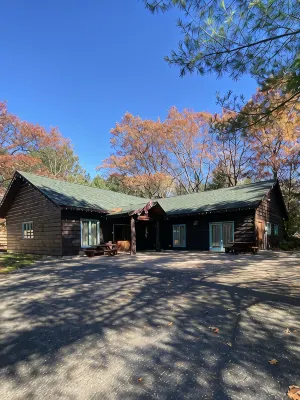 Northwoods Rustic Lodge steps away from Round Lake in Richardson Bay & Pontoon - Wi-Fi