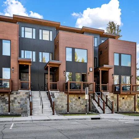 Blue River Views - Mountain/Modern with Private Hot Tub