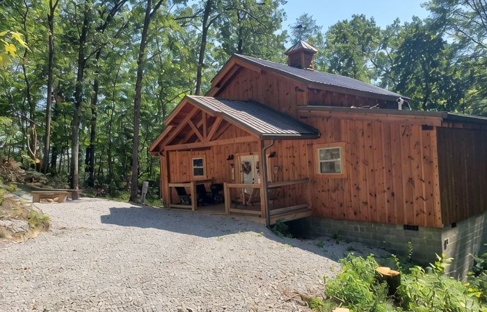 Sleepy Hollow 2-bedroom cabin with Hot Tub, WiFi near Red River Gorge