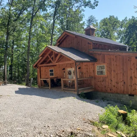 Sleepy Hollow 2-bedroom cabin with Hot Tub, WiFi near Red River Gorge