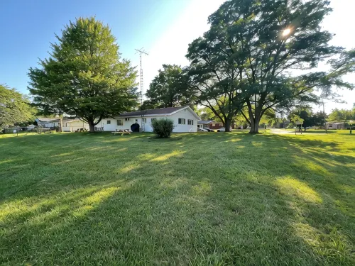 Three Oaks Home • Walk Downtown • Fire Pit • Near Beaches & Wineries • Sleeps 8 - Wi-Fi