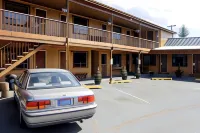 Country Motor Inn - parking