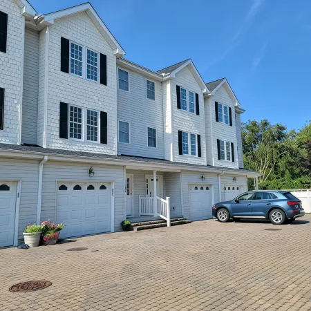 5 Blocks to Beach, Heated Pool, Parking, Two Master Suites - Full Townhouse