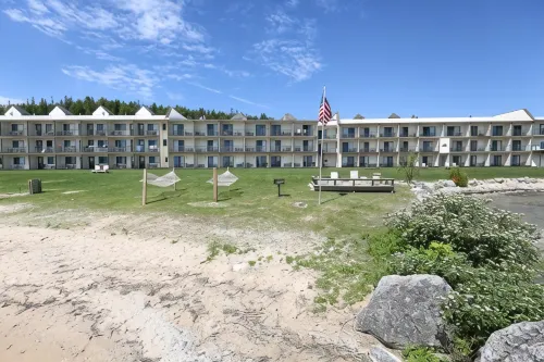 AmericInn by Wyndham Saint Ignace Lakefront - Wifi