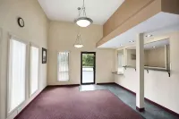 Travelodge by Wyndham la Porte/Michigan City Area - 2-Star
