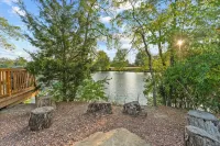 Tom & Jerri's Rustic Cabin located on the lake - Wi-Fi