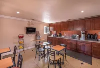 Edge Water Inn Hotels in Selma