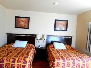 Crossroads Inn & Suites