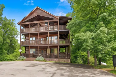 Smoky Mountain Lodge 6 Bedroom Cabin by RedAwning Hotel di Sevier County