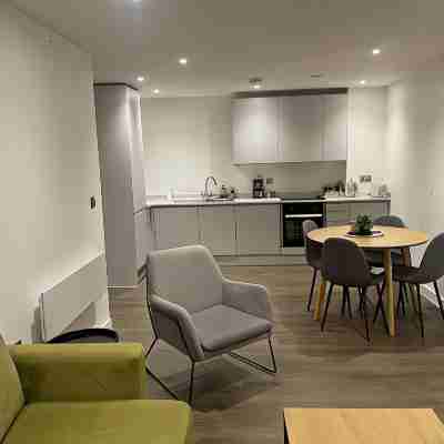 Beautiful 2-Bed Apartment in Salford with Balcony Dining/Meeting Rooms