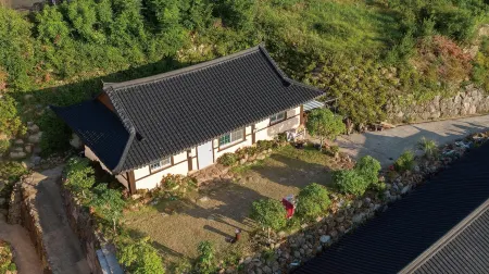 Geoje Osong Gwangwang Nongwon Отели рядом с достопримечательностью «Historic Park of Geoje POW Cam»