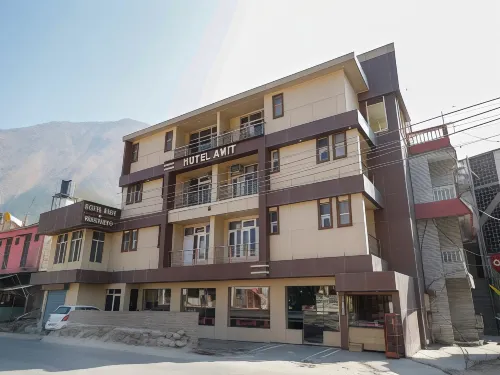 Hotel Amit - 5 Mins Drive to Airport Hotels in Shamshi