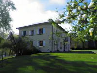 L'Escalère Hotels in Arnaud-Guilhem