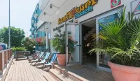 Sunflower Beach Backpacker Hostel & Bar