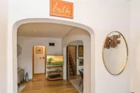 The Monroe-Cozy Vintage Midcentury Modern Bungalow