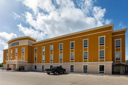 Baymont by Wyndham Victoria Отели рядом с достопримечательностью «Риверсайд Стадиум»