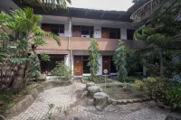 RedDoorz @ Panglima Sudirman Probolinggo Hotels in Kanigaran