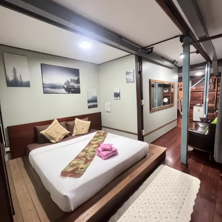 Glorilla Amphawa Riverside