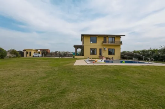 Alaya Stays 3 BHK Farmhouse Wit Pvt Pool & Garden - Anantara Hotel a 