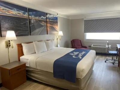 Days Inn & Suites by Wyndham Arlington Heights Hotels near Arlington Heights Memorial Library