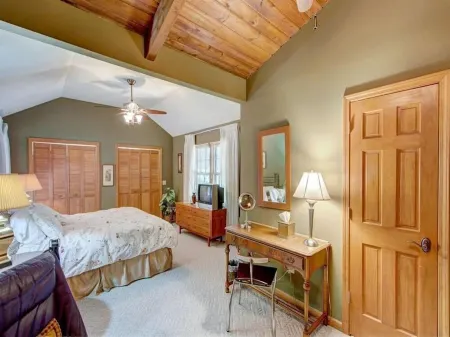 Carson's Run on Cedar Mountain--Cozy retreat with spectacular mountain views.